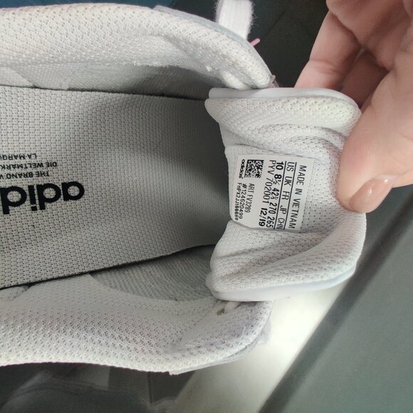 ✨No Longer Available✨ Size 10 adidas heart sneakers runs large - Picture 2 of 6